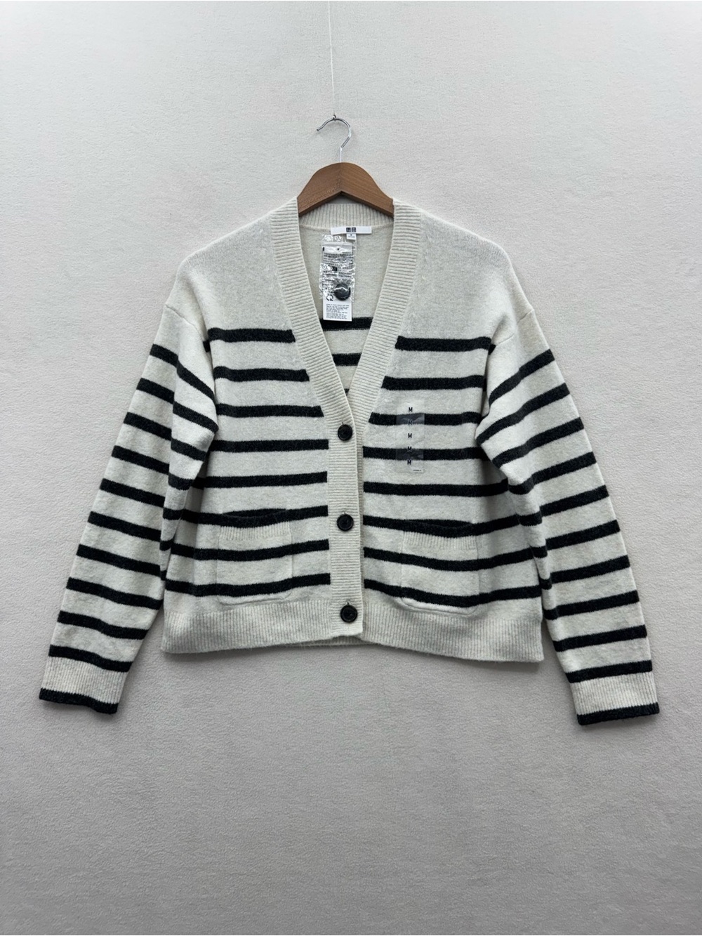 Uniqlo Womenโs Medium Souffle Yarn V Neck Cardigan Knit Sweater Black Stripe